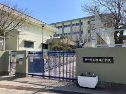 小学校　神戸市立枝吉小学校（小学校）まで304m