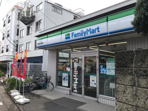 コンビニ　ファミリーマート 千歳烏山駅西店（コンビニ）まで201m