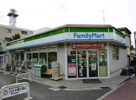 コンビニ　ファミリーマート 三軒茶屋駅南口店（コンビニ）まで478m