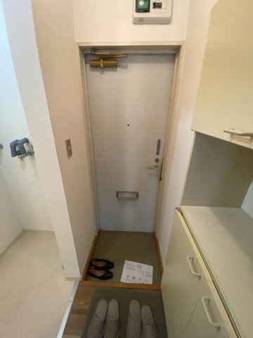 玄関　内装写真はB102参考写真です