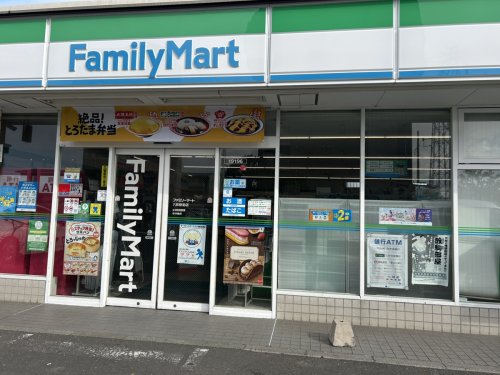 コンビニ　ファミリーマート 六町駅前店（コンビニ）まで467m