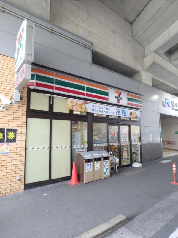 コンビニ　セブン・イレブン ＪＲ鶴ヶ丘駅前店（コンビニ）まで80m