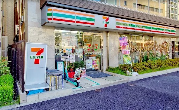 コンビニ　セブンイレブン新宿信濃町店（コンビニ）まで193m