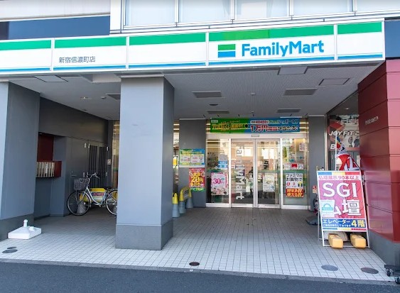 コンビニ　ファミリーマート新宿信濃町店（コンビニ）まで272m