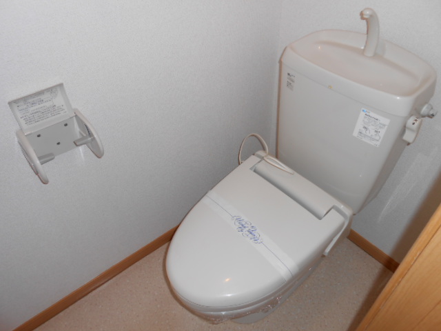 トイレ　暖房便座完備・小物収納棚有り