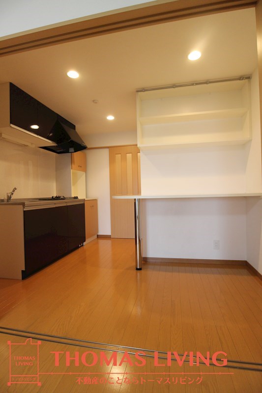 居室・リビング　お部屋によってキッチンパネルの色が異なります。