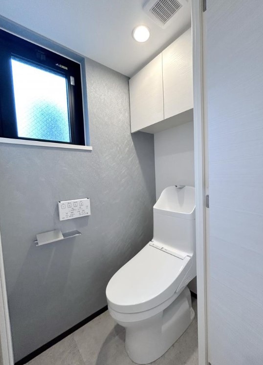 トイレ　トイレにも窓あります。