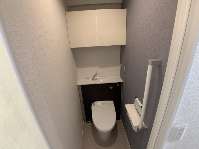 トイレ　温水洗浄便座付きのトイレです♪