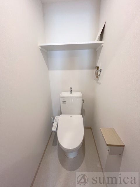 トイレ　人気アイテムの温水洗浄便座。清潔感のあるトイレです。
