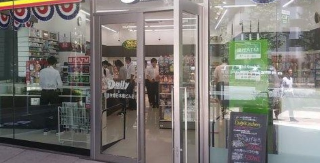 コンビニ　デイリーヤマザキ日本生命日本橋ビル店（コンビニ）まで240m