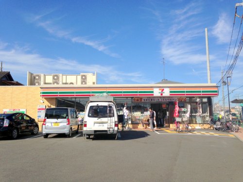 コンビニ　セブンイレブン伊丹昆陽8丁目店（コンビニ）まで380m