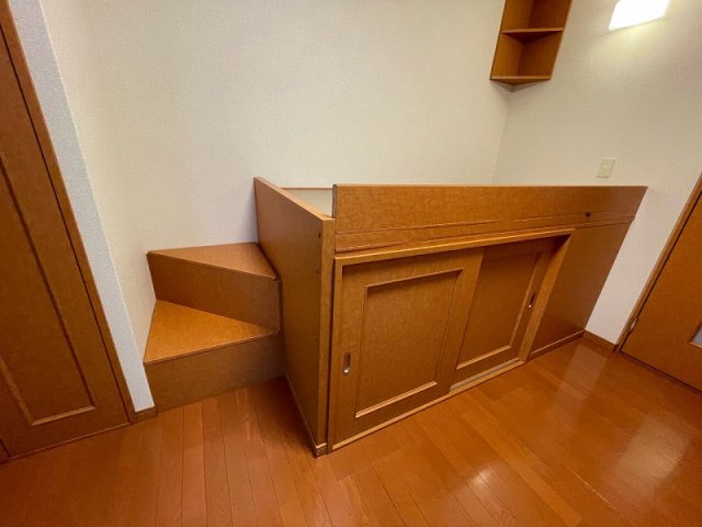 その他　収納付きベット・居室：１Fはフローリング　2Fは絨毯