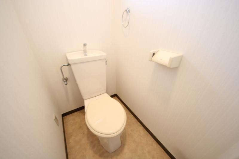 トイレ　落ち着いた色調のトイレです