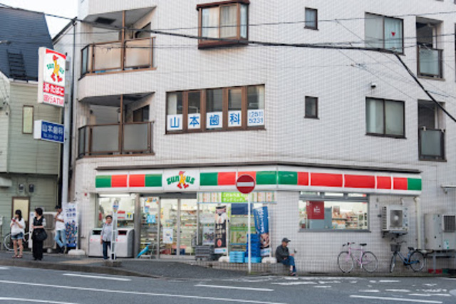 コンビニ　ファミリーマート横浜石川町店（徒歩約４分）（コンビニ）まで378m