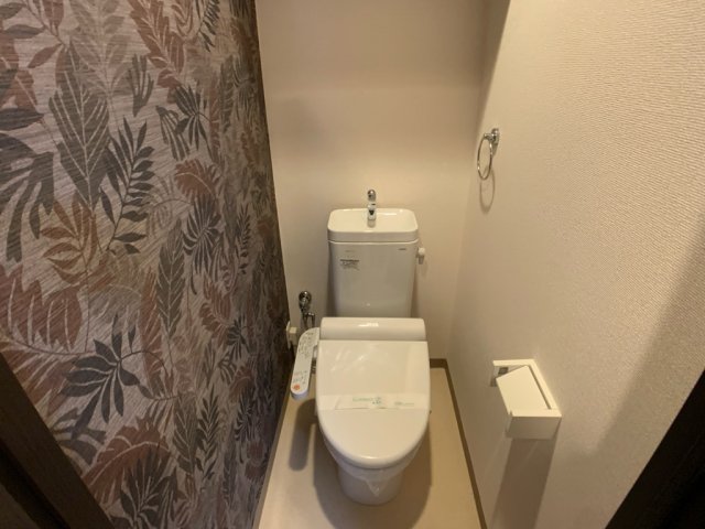 トイレ　温水洗浄便座付きのトイレです♪