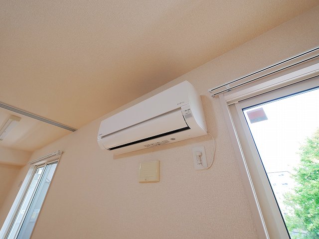 その他設備　リビングにはエアコンもあります。