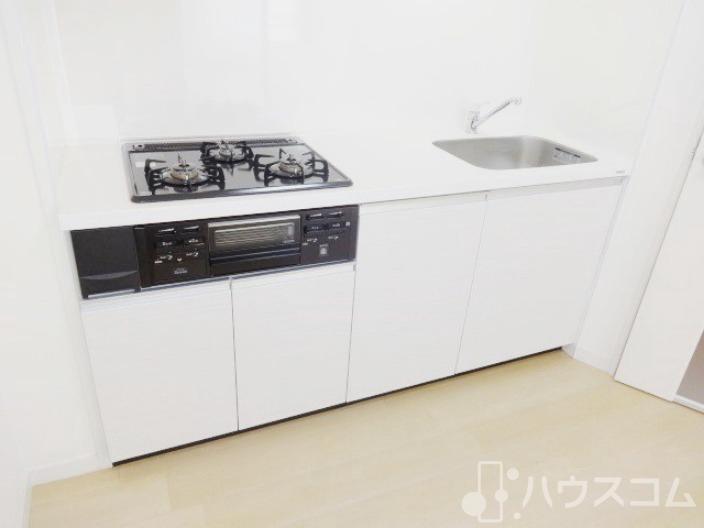 キッチン　３口ガスコンロです。お料理が捗りますね！