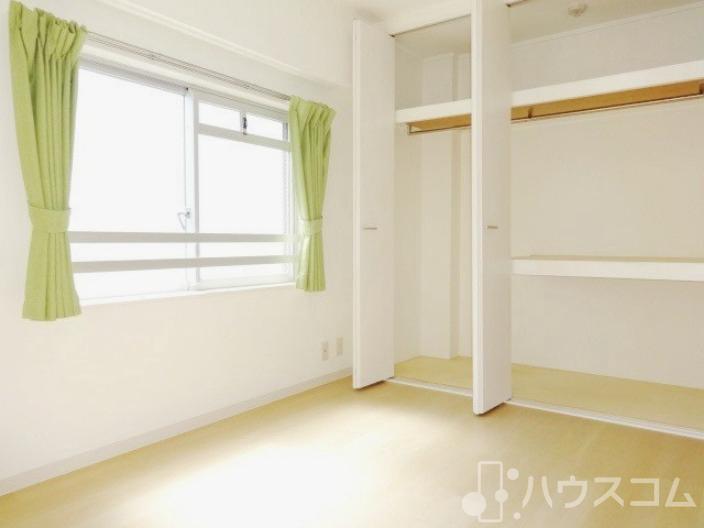 居室・リビング　収納付きの洋室です♪収納大事です☆