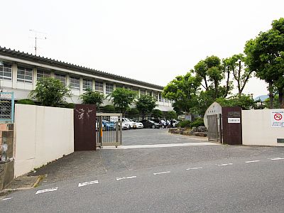 中学校　北九州市立上津役中学校（中学校）まで637m