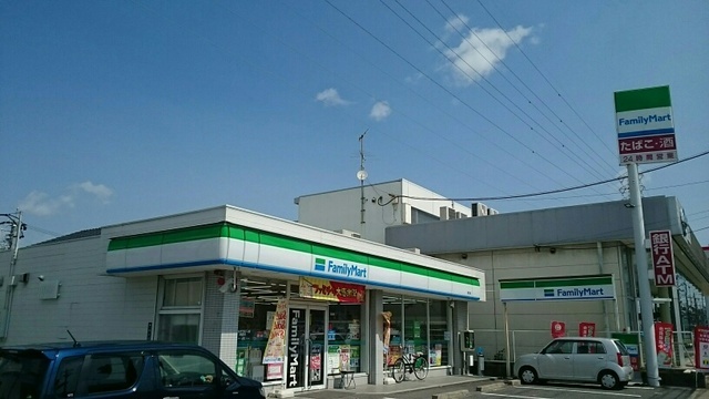 コンビニ　ファミリーマート（コンビニ）まで500m