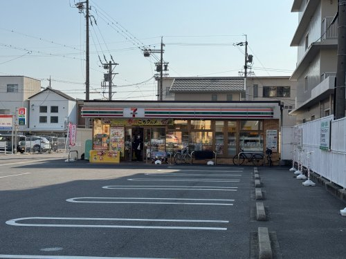 コンビニ　セブンイレブン鈴鹿白子駅前店（コンビニ）まで91m