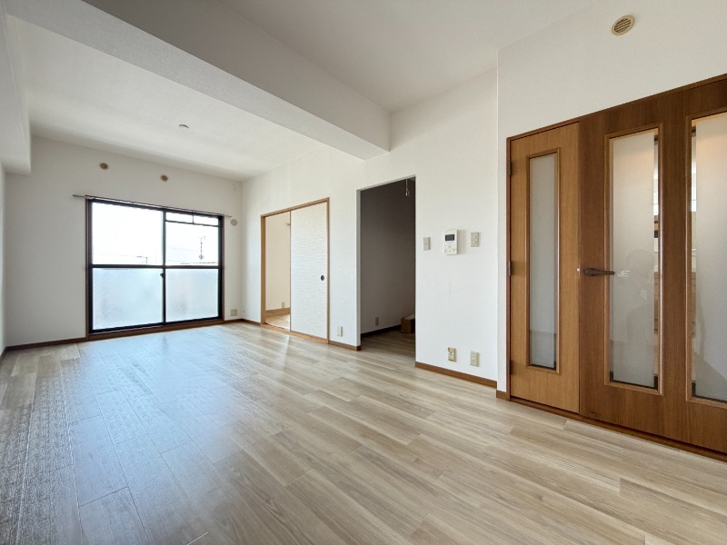 居室・リビング　３０３号室の写真