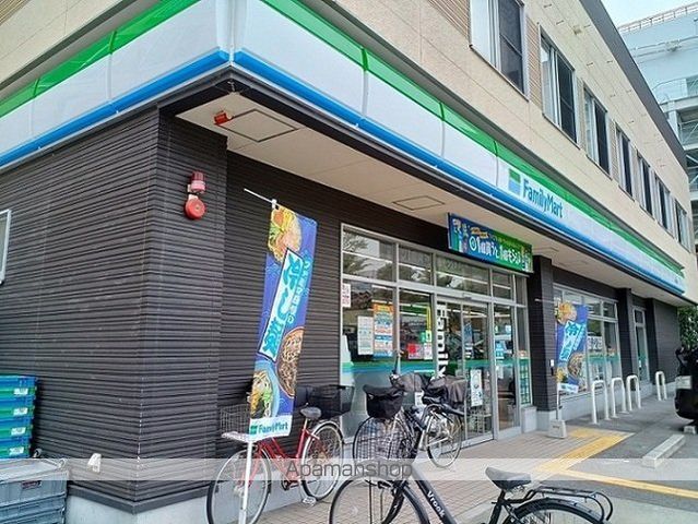 コンビニ　ファミリーマート様（コンビニ）まで400m