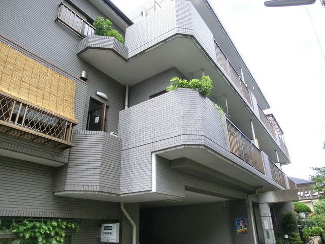 建物外観　静かな住環境の鉄筋コンクリートマンションです♪