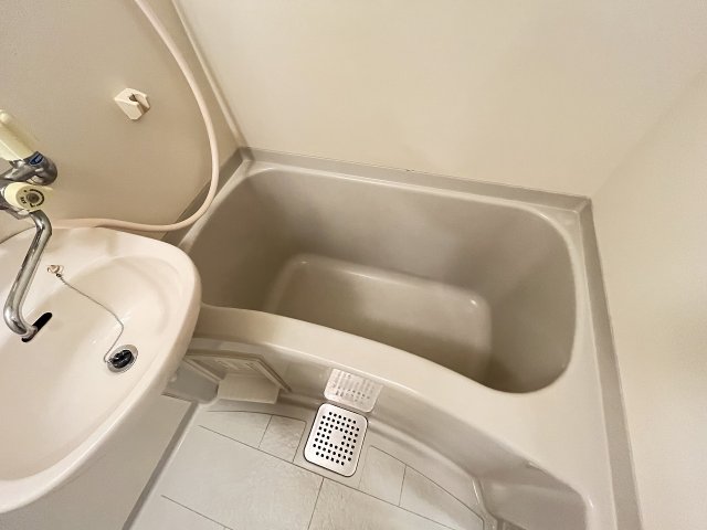 バス・シャワールーム　コンパクトで使いやすいお風呂です