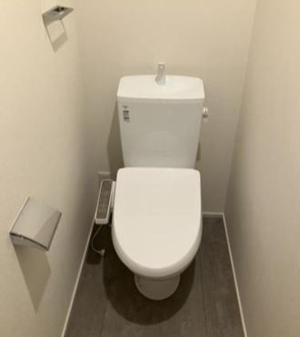 トイレ　落ち着いた色調のトイレです