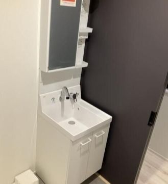 洗面設備　明るい洗面所です