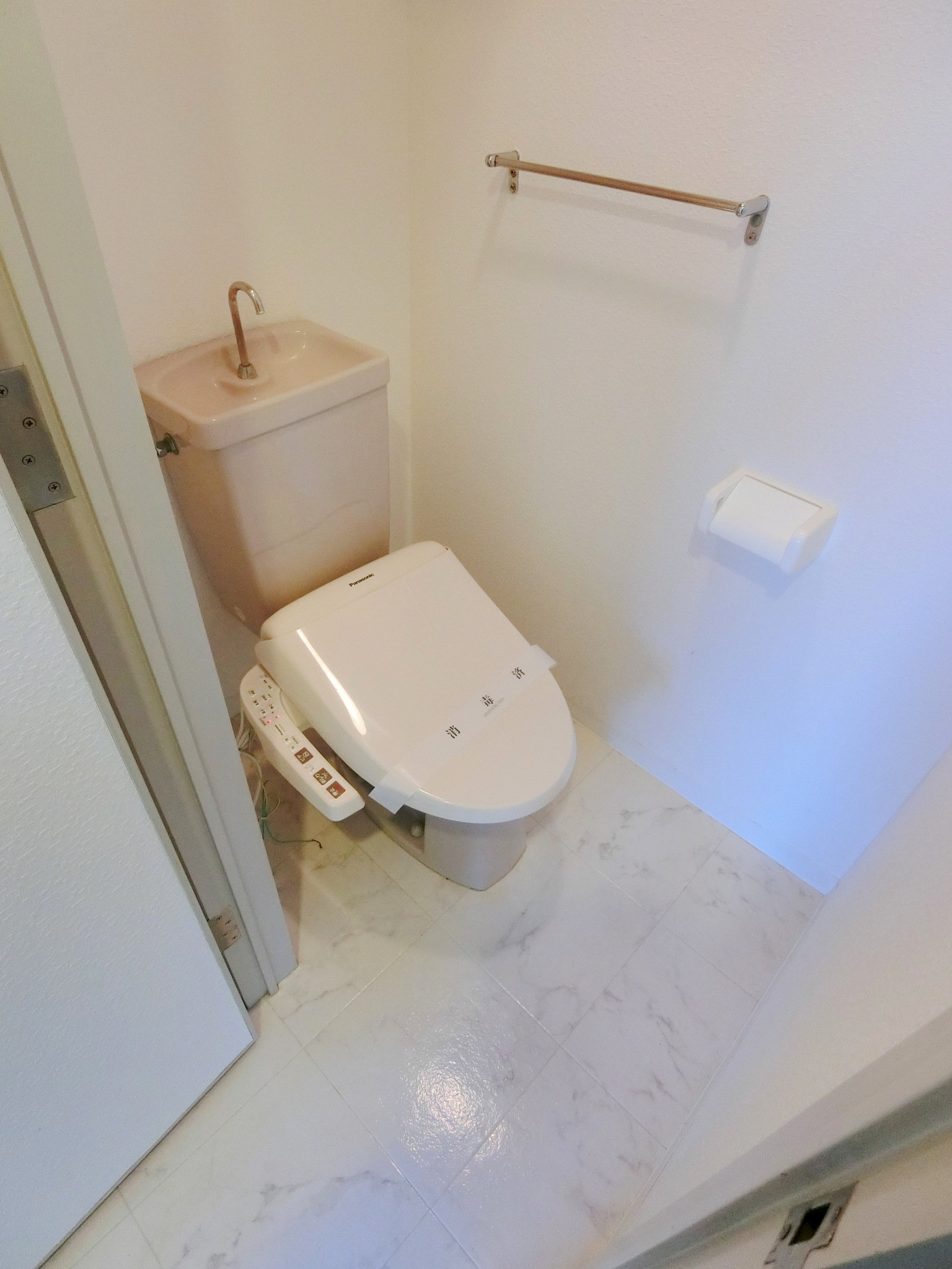 トイレ　トイレには人気のウォシュレットが設置されています！