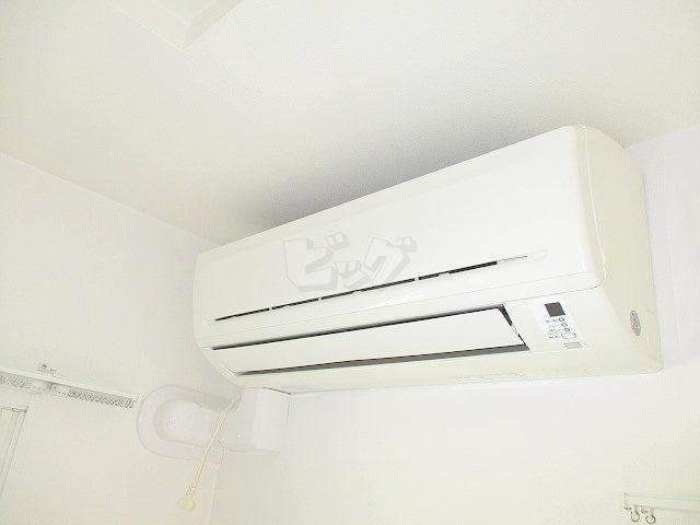 その他設備　夏もカラッと快適♪エアコン付きです！