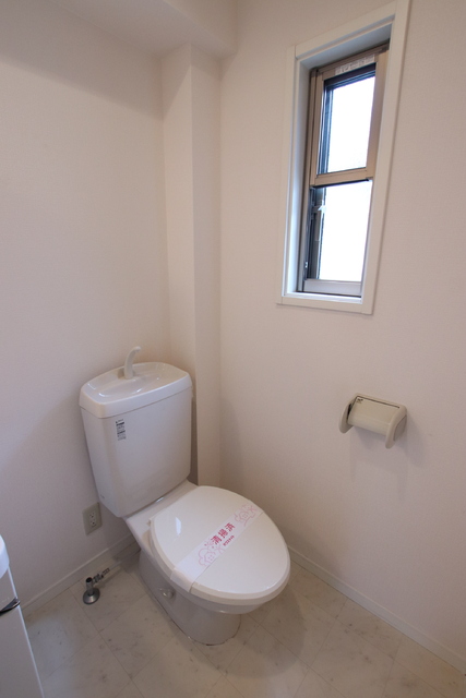 トイレ　★換気に便利な小窓があるトイレスペース★