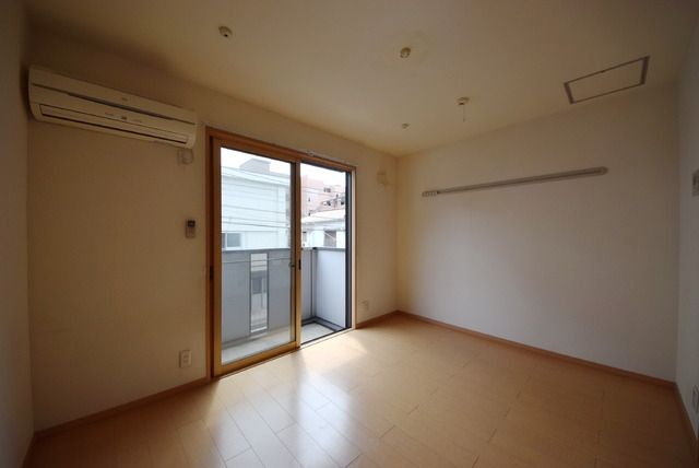 居室・リビング　南向きのお部屋です