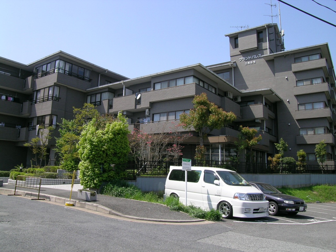奈良市西登美ヶ丘のマンションの建物外観