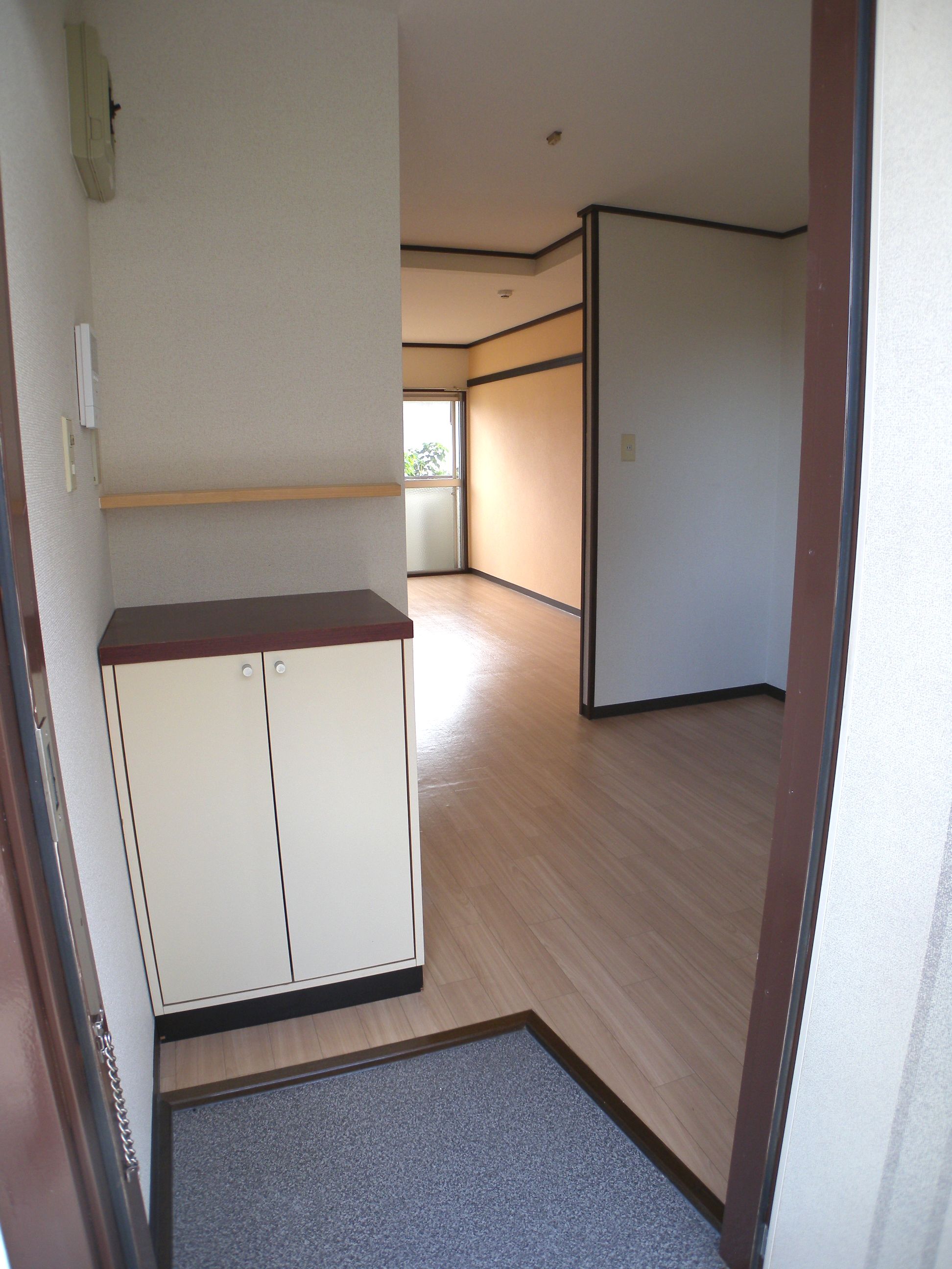 玄関　下駄箱有り