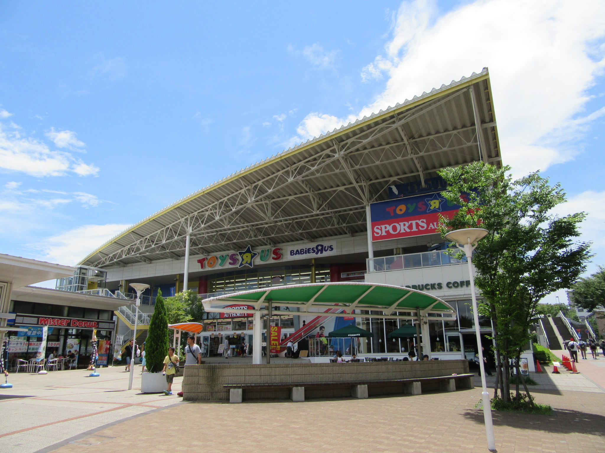 ショッピングセンター　トイザらス港北ニュータウン店（ショッピングセンター）まで323m