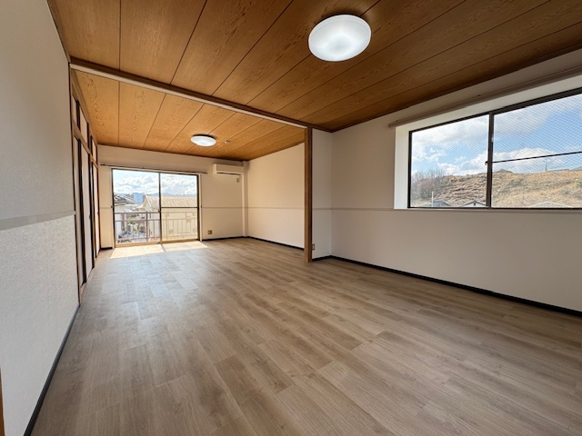 居室・リビング　2階の和室2間をワンフロアの洋室にリフォームしました