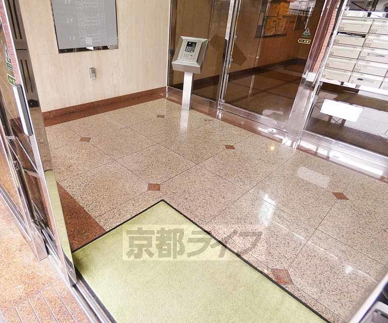 【京都市伏見区向島津田町のマンションのエントランス】