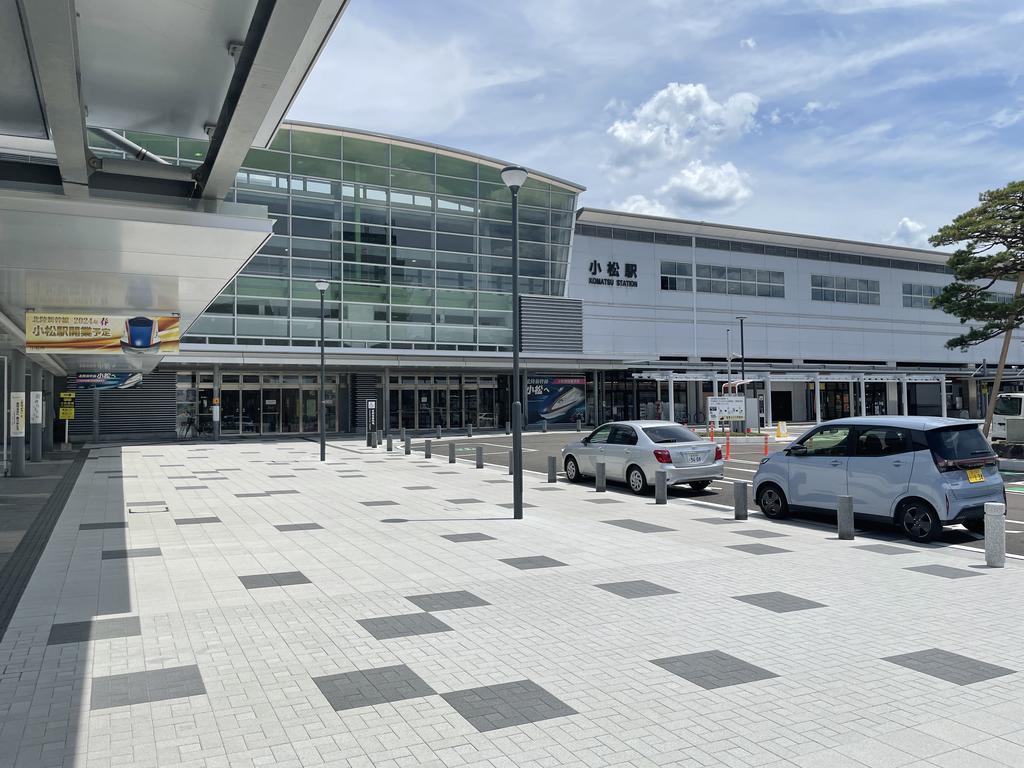 コンビニ　セブンイレブンハートインJR小松駅店（コンビニ）まで655m