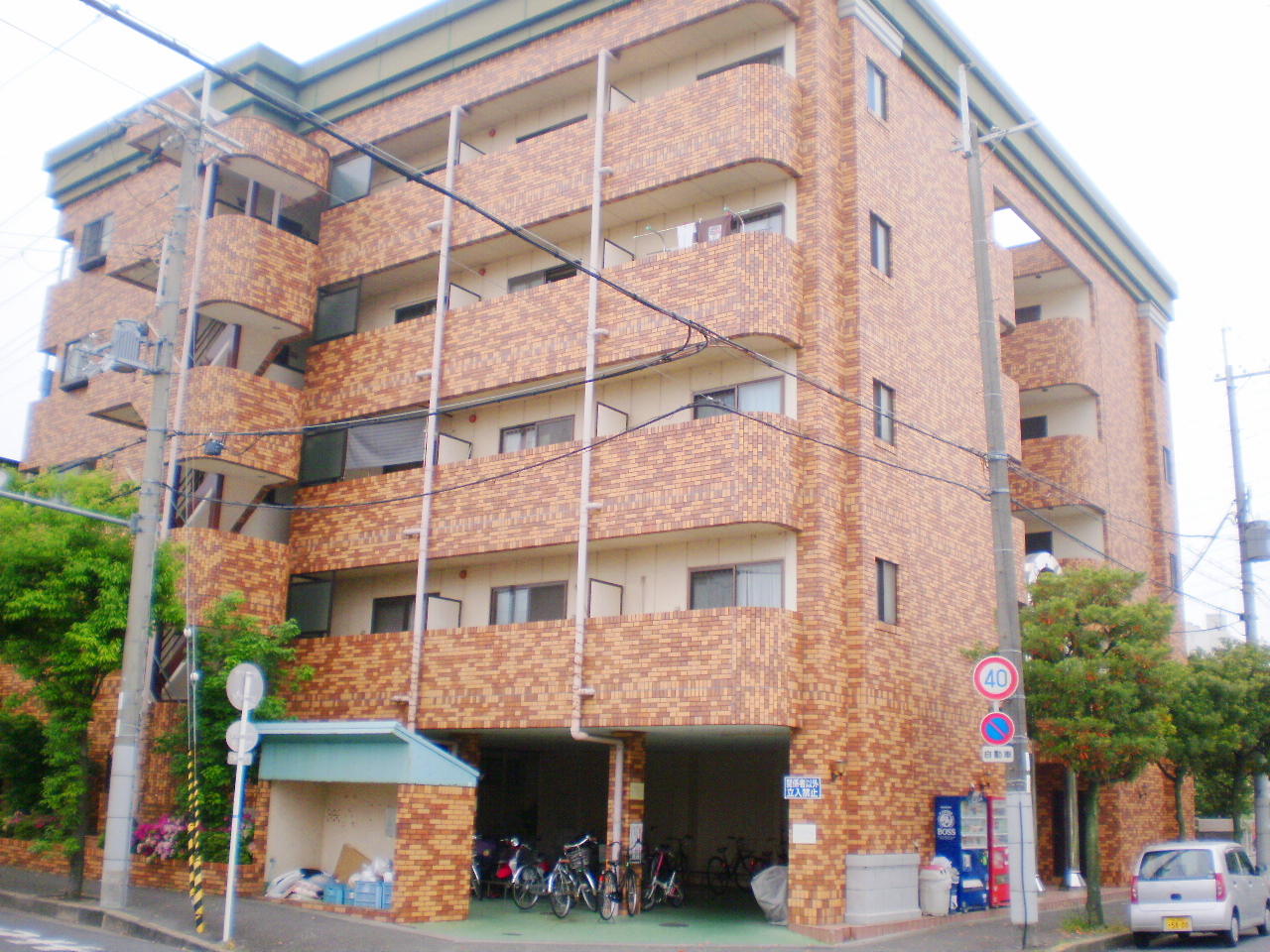 大阪市平野区長吉長原西のマンションの建物外観