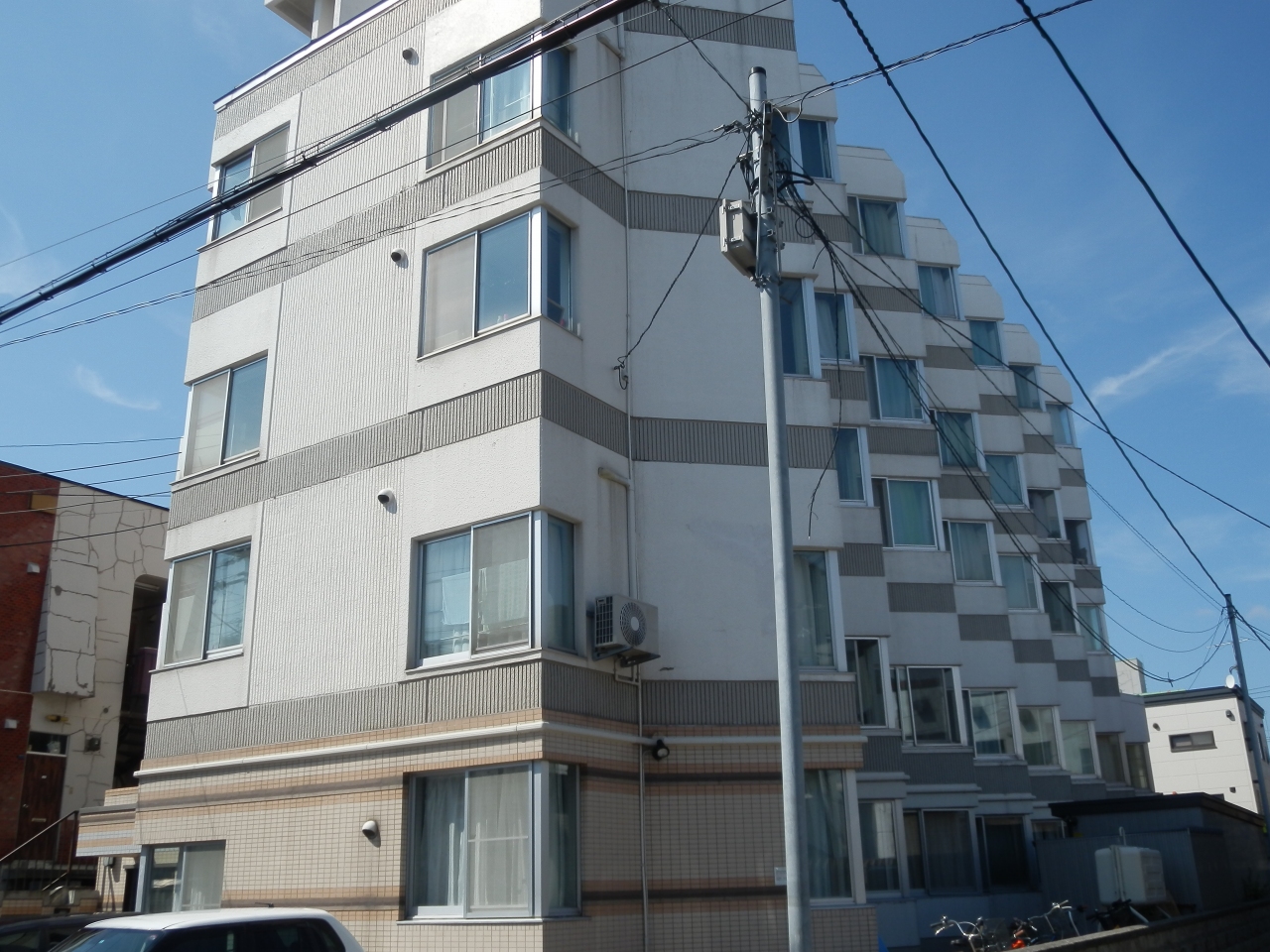 【札幌市豊平区平岸二条のマンションの建物外観】