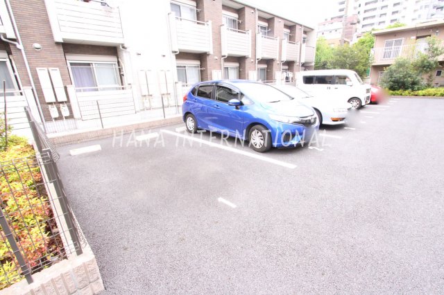 【府中市西府町のアパートの駐車場】