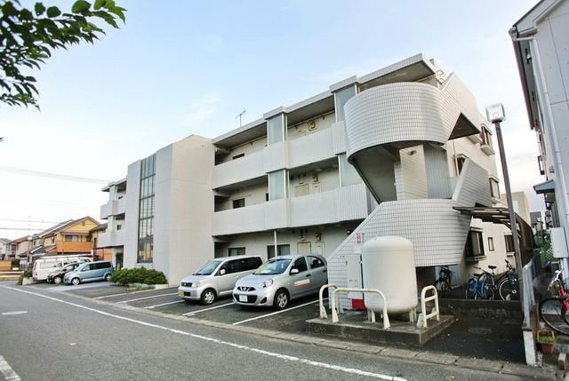 西多摩郡瑞穂町箱根ケ崎西松原のマンションの建物外観