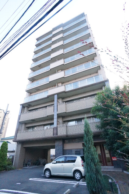 【福岡市博多区吉塚のマンションの建物外観】