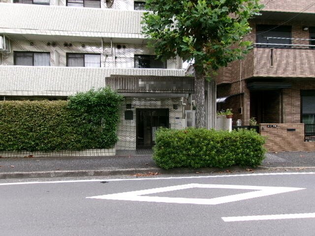 【川崎市中原区井田三舞町のマンションのエントランス】