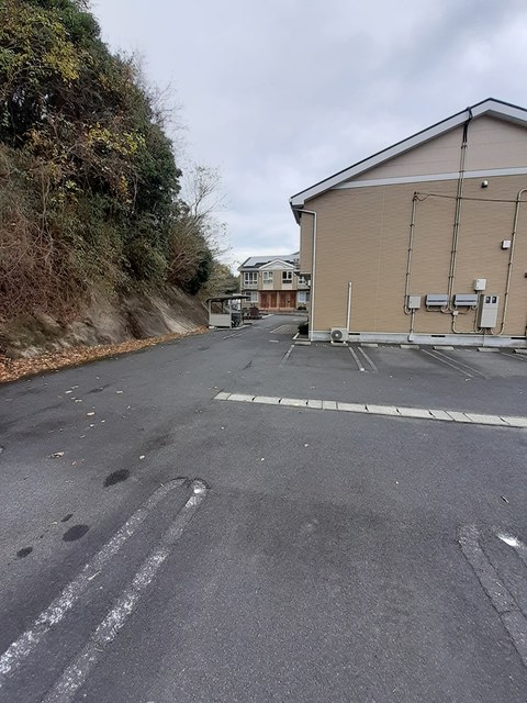 【松江市鹿島町佐陀宮内のアパートの駐車場】