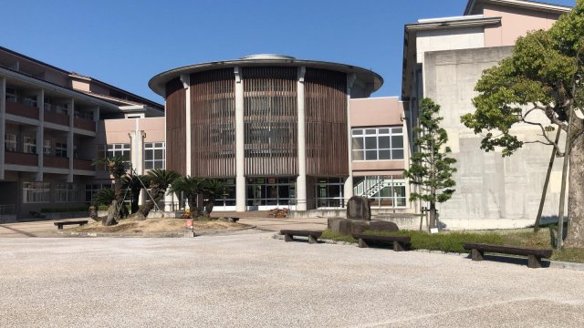 【松江市鹿島町佐陀宮内のアパートの中学校】