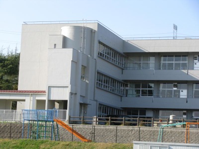 【松江市鹿島町佐陀宮内のアパートの小学校】